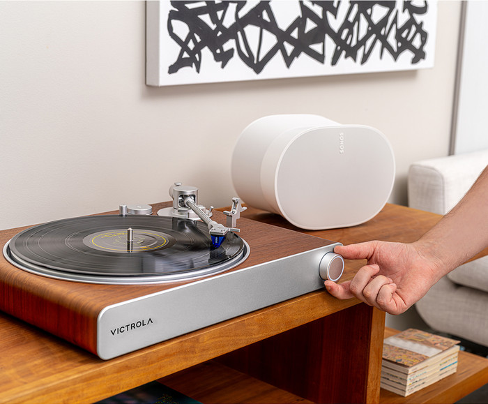 Victrola Stream Sapphire Speaker Set Era 300 Zwart product in gebruik