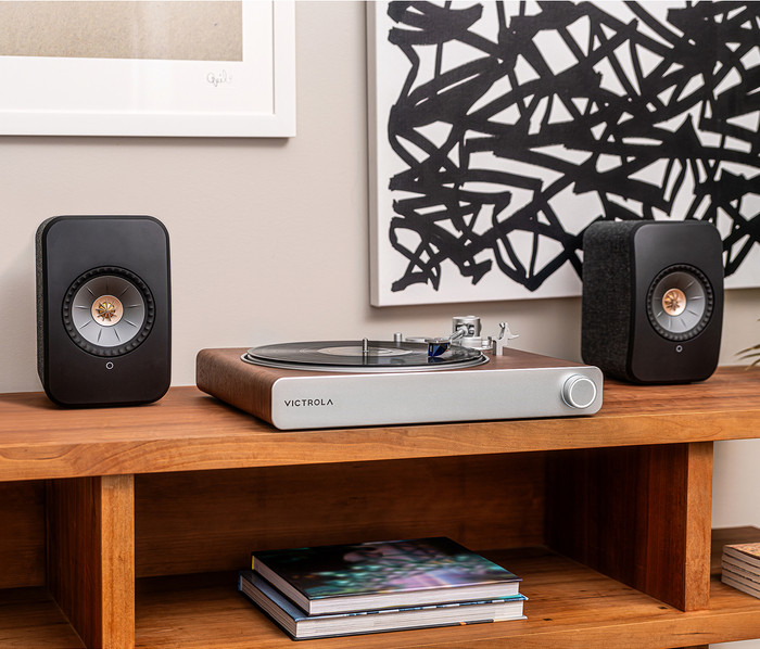 Victrola Stream Sapphire Speaker Set Era 300 Zwart product in gebruik