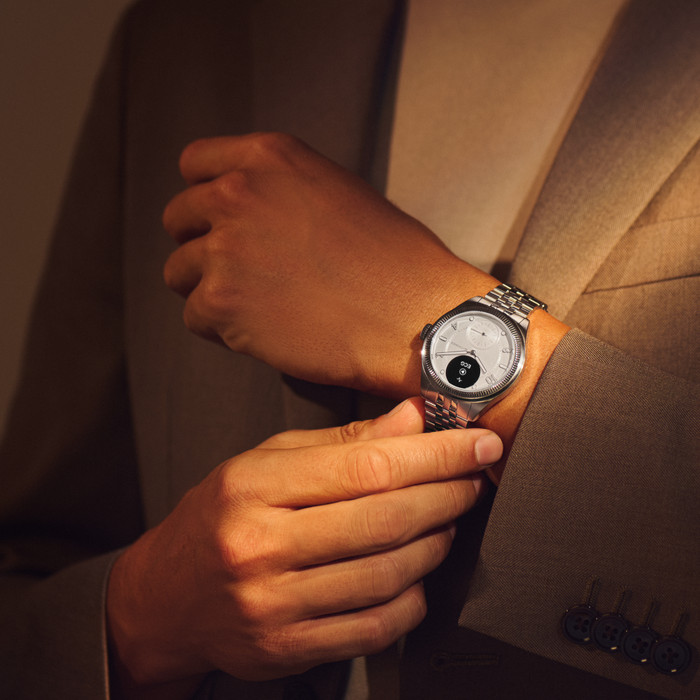 Withings ScanWatch Nova Brilliant Titanium Zilver 39mm product in gebruik