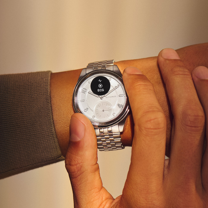 Withings ScanWatch Nova Brilliant Titanium Zilver 39mm product in gebruik
