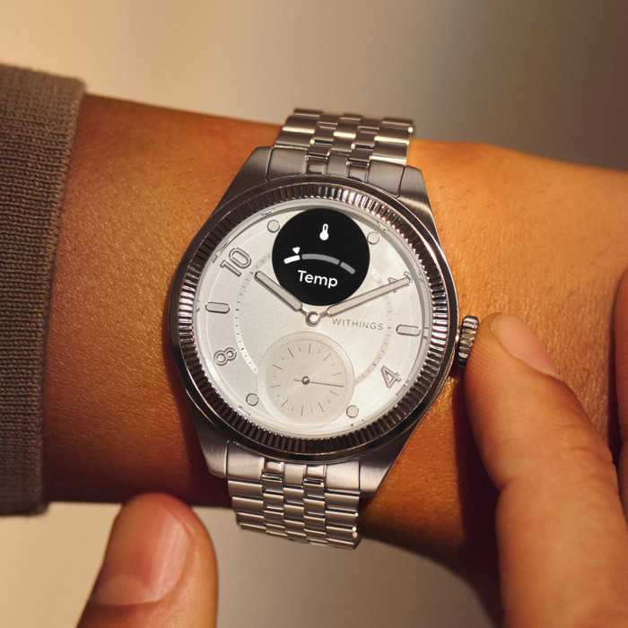 Withings ScanWatch Nova Brilliant Titanium Zilver 39mm product in gebruik