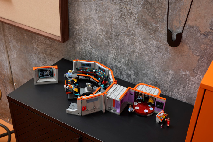 LEGO Icons Star Trek: U.S.S. Enterprise NCC-1701 Brug 11385 product in gebruik