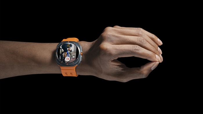 Samsung Galaxy Watch Ultra 4G Grijs/Oranje 47mm + Duo Draadloze Oplader product in gebruik