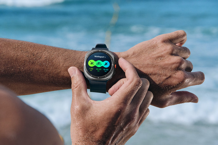 Samsung Galaxy Watch Ultra 4G Grijs/Oranje 47mm + Duo Draadloze Oplader product in gebruik