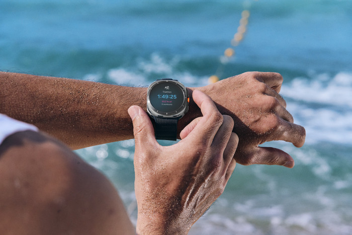 Samsung Galaxy Watch Ultra 4G Grijs/Oranje 47mm + Duo Draadloze Oplader product in gebruik
