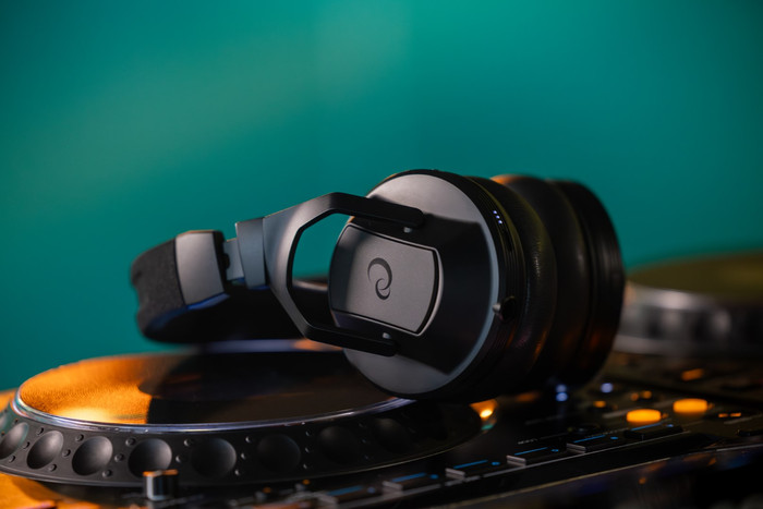 AlphaTheta HDJ-F10 product in use