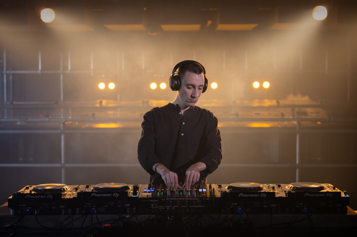 AlphaTheta HDJ-F10 product in use