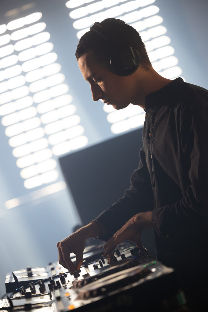 AlphaTheta HDJ-F10 product in use