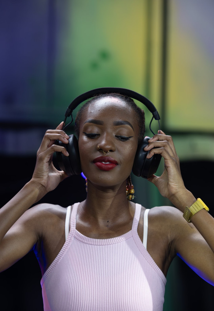 AlphaTheta HDJ-F10 product in use