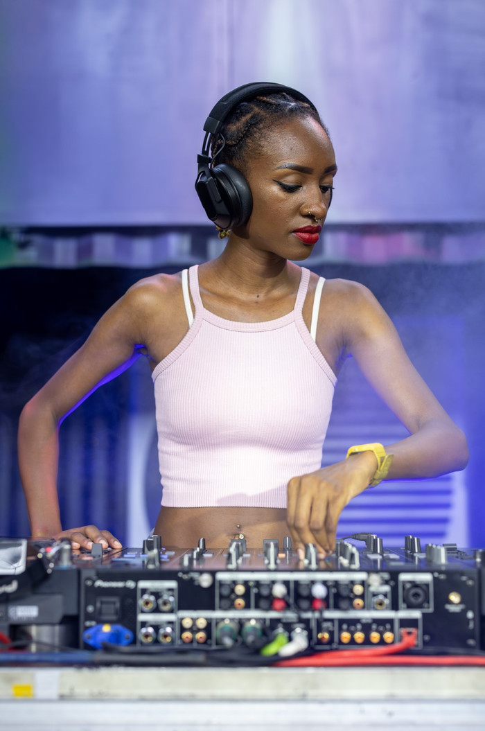 AlphaTheta HDJ-F10 product in use