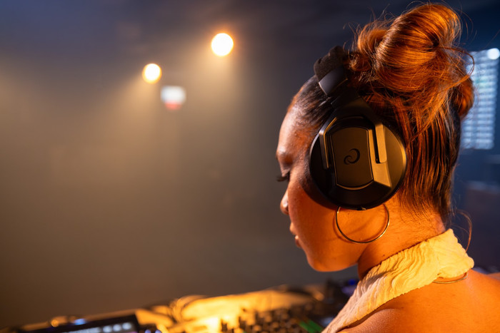 AlphaTheta HDJ-F10 product in use