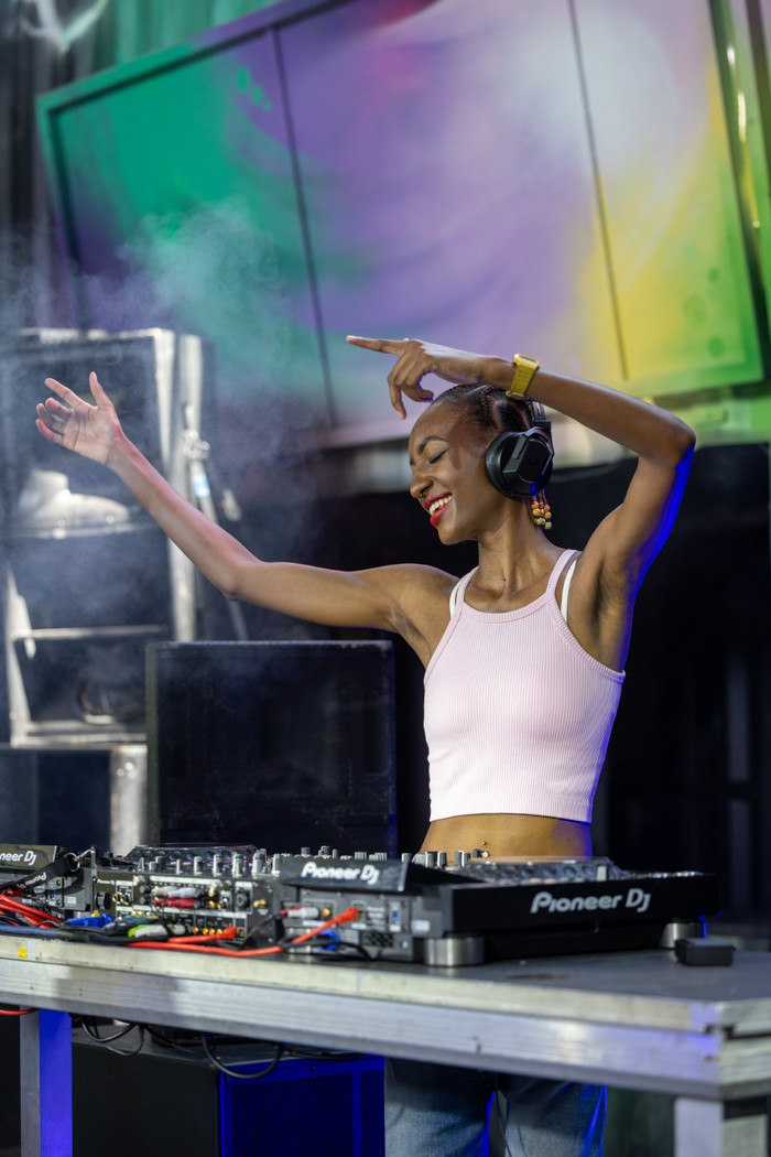 AlphaTheta HDJ-F10 product in use