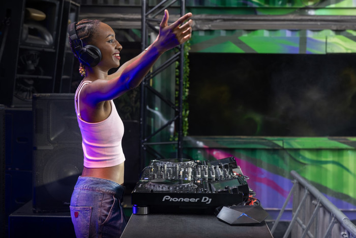 AlphaTheta HDJ-F10 product in use