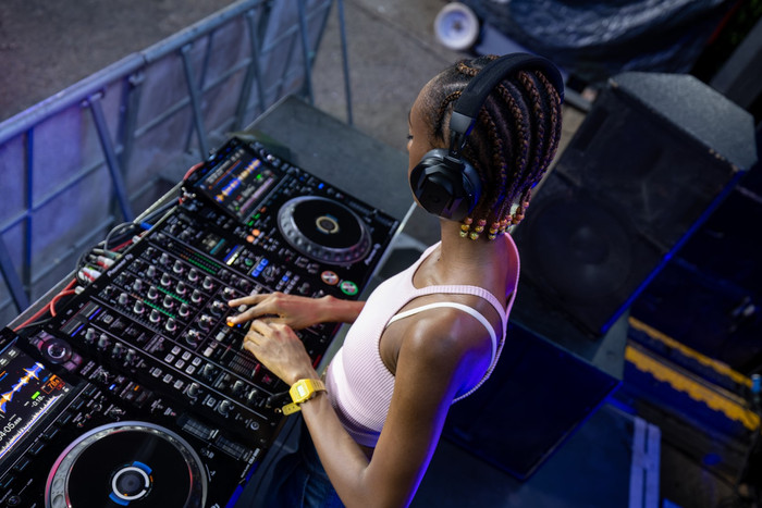 AlphaTheta HDJ-F10 product in use