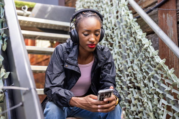 AlphaTheta HDJ-F10 product in use