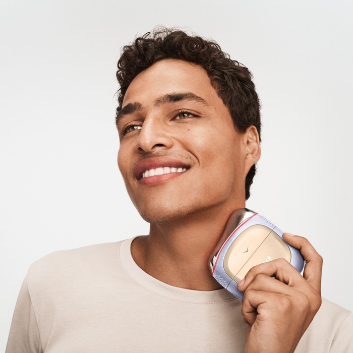 Shark FacialPro Glow + DePuffi FH320EUPL Paars product in gebruik