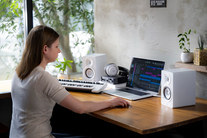 Yamaha HS 3 White (per pair) product in use