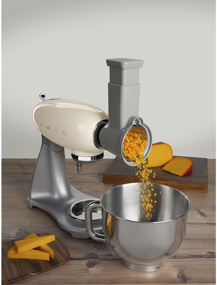 SMEG SMSG01 Snij- en raspopzetstuk product in gebruik