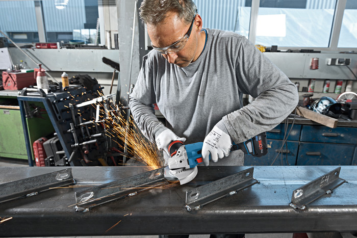 Bosch Professional GWS 18V-15 C 5,0 Ah GBA Accu (2x) Starterspakket product in gebruik