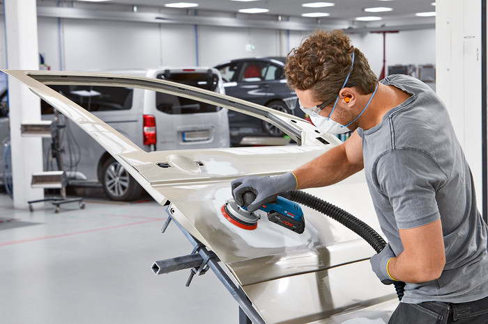 Bosch Professional GEX 18V-125 5,0 Ah GBA Accu Starterspakket product in gebruik