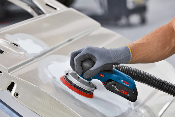 Bosch Professional GEX 18V-125 5,0 Ah GBA Accu Starterspakket product in gebruik