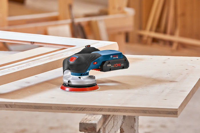 Bosch Professional GEX 18V-125 5,0 Ah GBA Accu Starterspakket product in gebruik