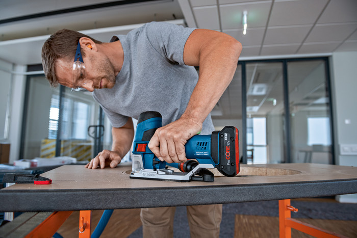 Bosch Professional GST 18V-155 SC 5,0 Ah GBA Accu (2x) Starterspakket product in gebruik