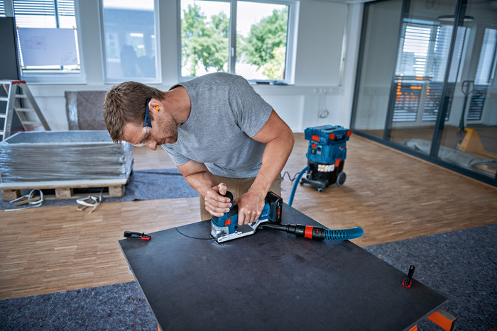 Bosch Professional GST 18V-155 SC 5,0 Ah GBA Accu (2x) Starterspakket product in gebruik