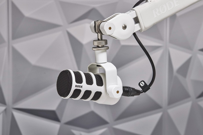 Rode Podmic Wit product in gebruik