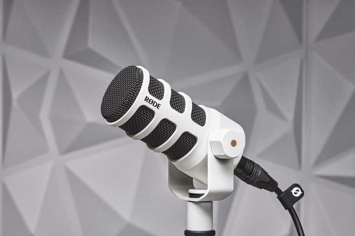 Rode Podmic Wit product in gebruik