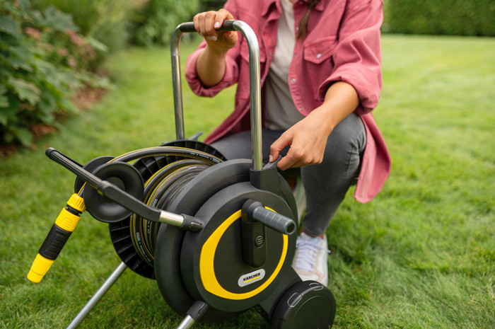Karcher Slanghaspel HT 4.20 Set + Karcher OS 3.220 Zwenksproeier product in gebruik