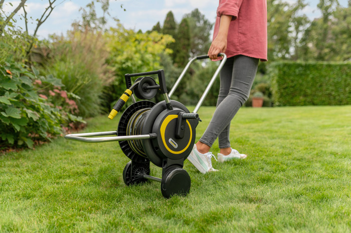 Karcher Slanghaspel HT 4.20 Set + Karcher OS 3.220 Zwenksproeier product in gebruik