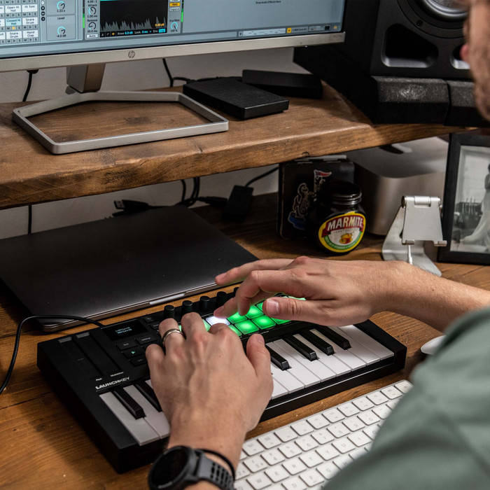 Novation Launchkey Mini 37 MK4 product in gebruik