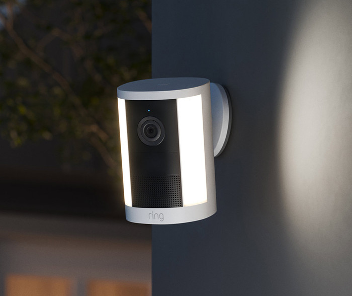 Ring Spotlight Camera 2e Generatie Stekker Zwart product in gebruik