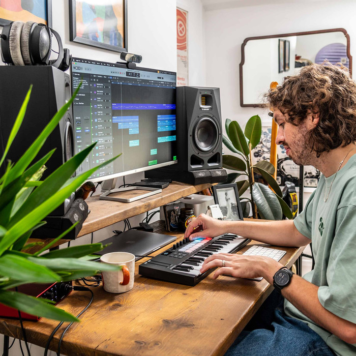 Novation Launchkey Mini 37 MK4 product in gebruik