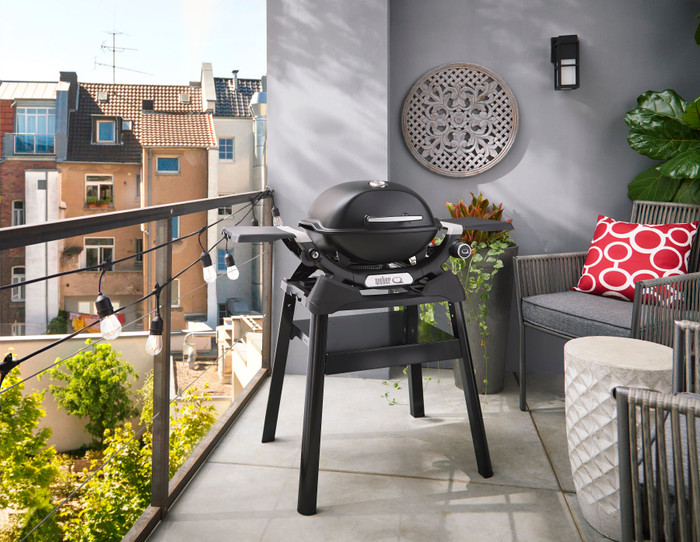 Weber Q1200N with Underframe product in use