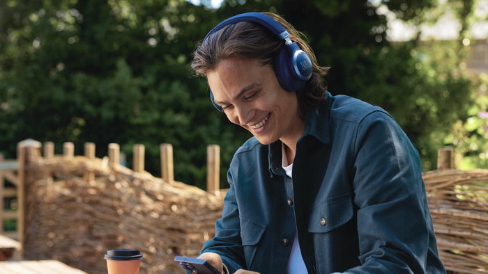 JBL Live 770NC Blauw + BlueBuilt Quick Charge Oplader met Us product in gebruik