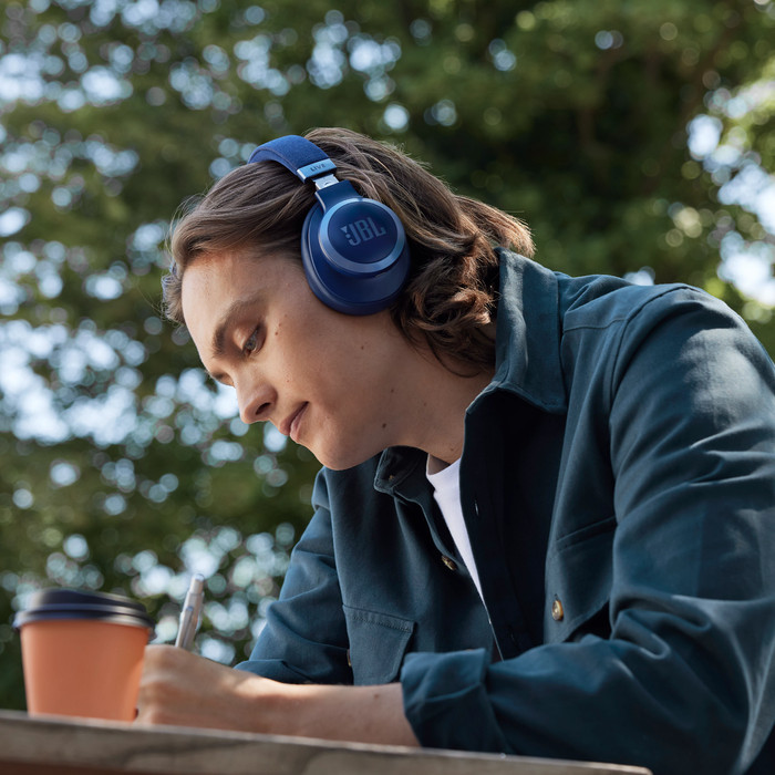 JBL Live 770NC Blauw + BlueBuilt Quick Charge Oplader met Us product in gebruik