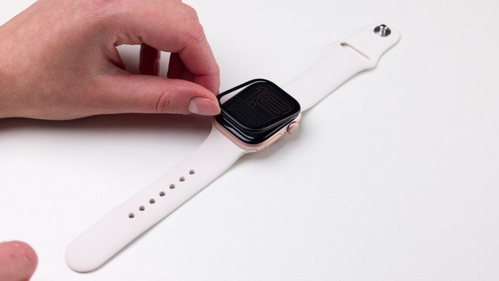 BlueBuilt Apple Watch SE 44mm Screen Protector Glass product in use