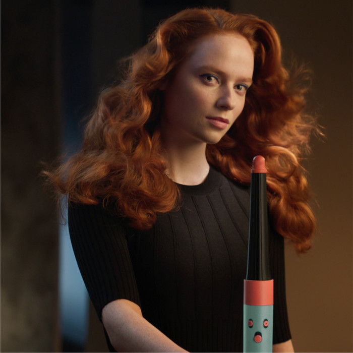 Dyson Airwrap i.d. Curly + Coily Ceramic Patina/Topaz produkt in gebrauch