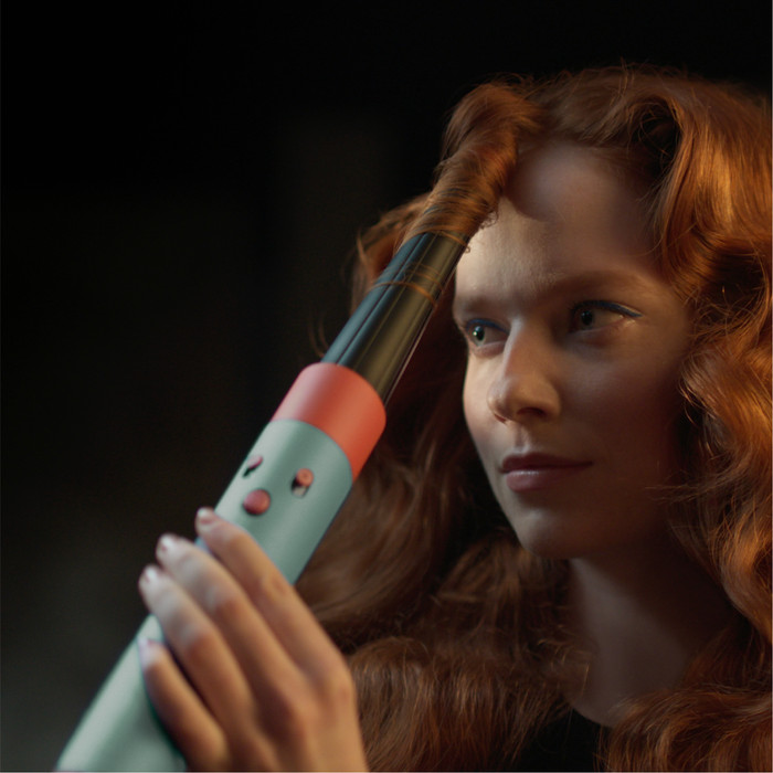 Dyson Airwrap i.d. Curly + Coily Ceramic Patina/Topaz produkt in gebrauch