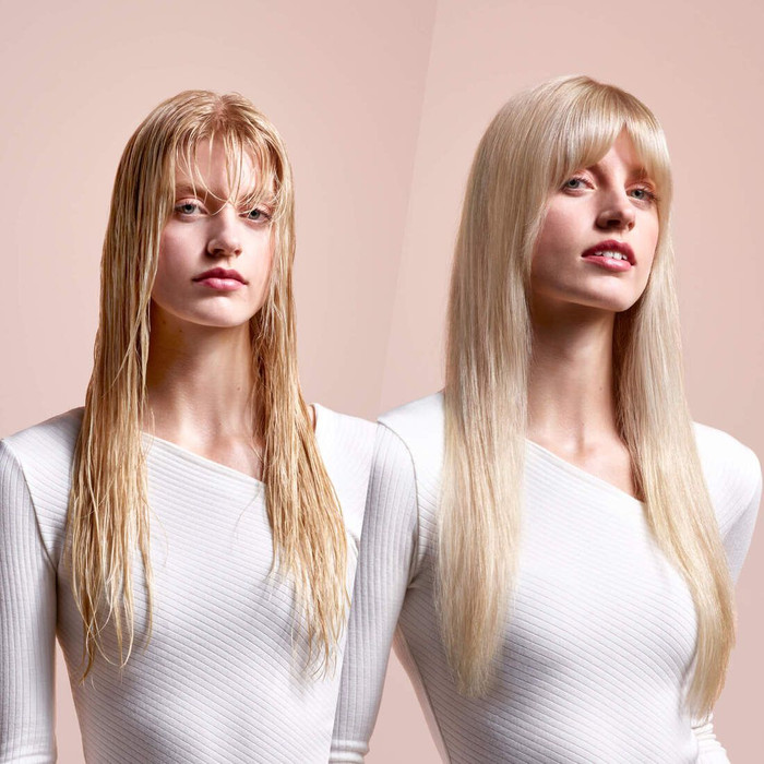 Dyson Airstrait Red Velvet/Goud product in gebruik