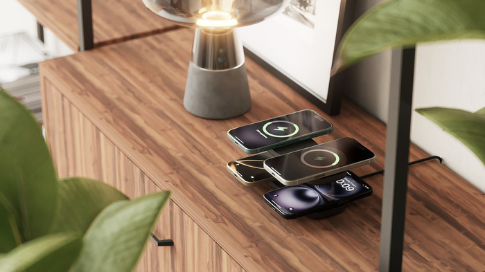 ZENS 4-in-1 Kabelloses Ladegerät 15 W mit Ständer und MagSafe Magnet Schwarz produkt in gebrauch