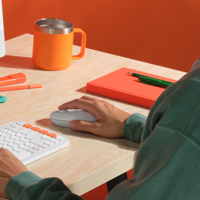 Logitech Pop Icon Combo toetsenbord en muis set Wit product in gebruik