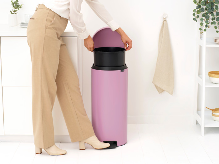 Brabantia NewIcon Pedaalemmer 30 Liter Lilac Pink product in gebruik