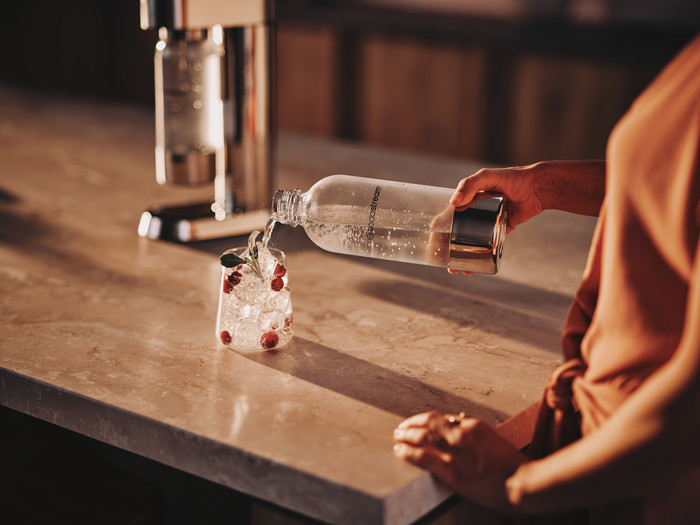 SodaStream 1L Enso waterfles product in gebruik
