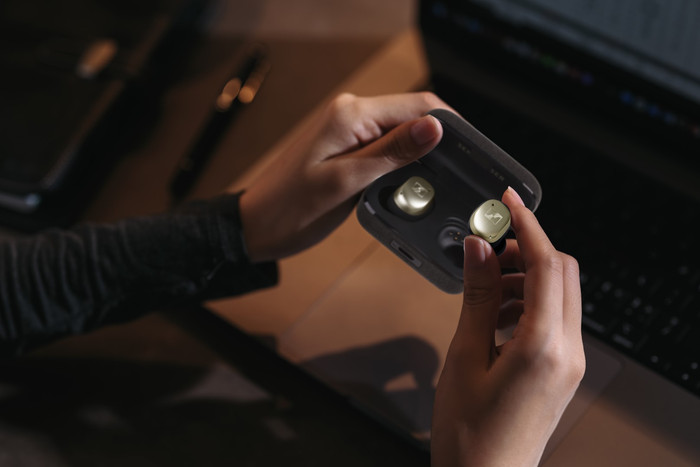 Sennheiser Momentum True Wireless 4 Goud product in gebruik