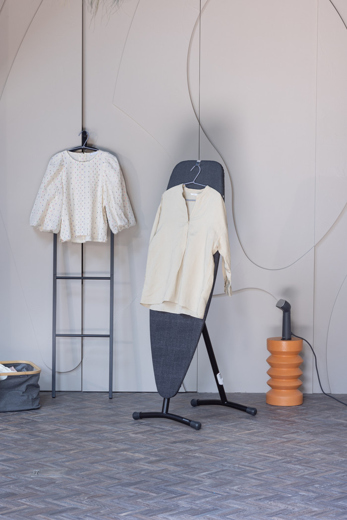 Brabantia Strijkplank en Stoombord D - 2 in 1- 135x45 cm - Denim Black product in gebruik