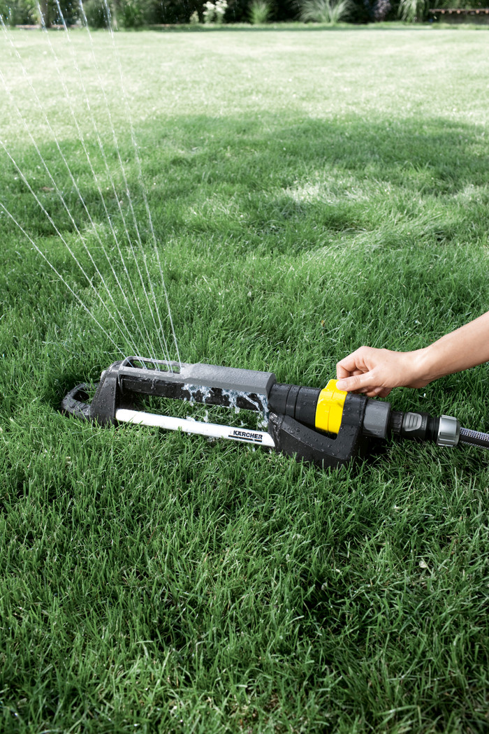 Kärcher Hose Reel HT 4.20 Set + Kärcher OS 5.320 S Oscillating Sprinkler product in use