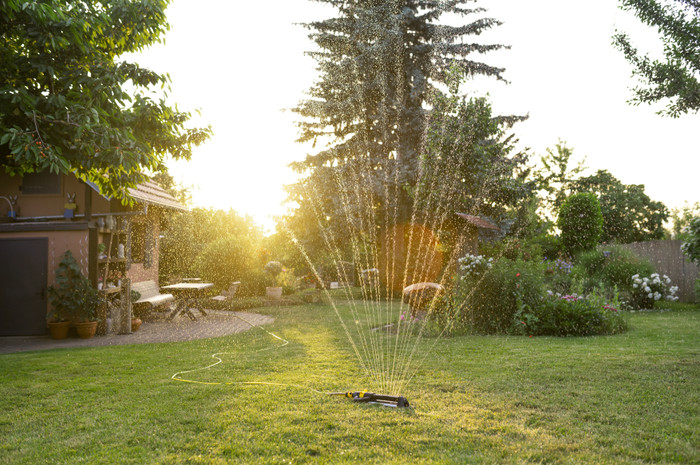 Kärcher Hose Reel HT 4.20 Set + Kärcher OS 5.320 S Oscillating Sprinkler product in use